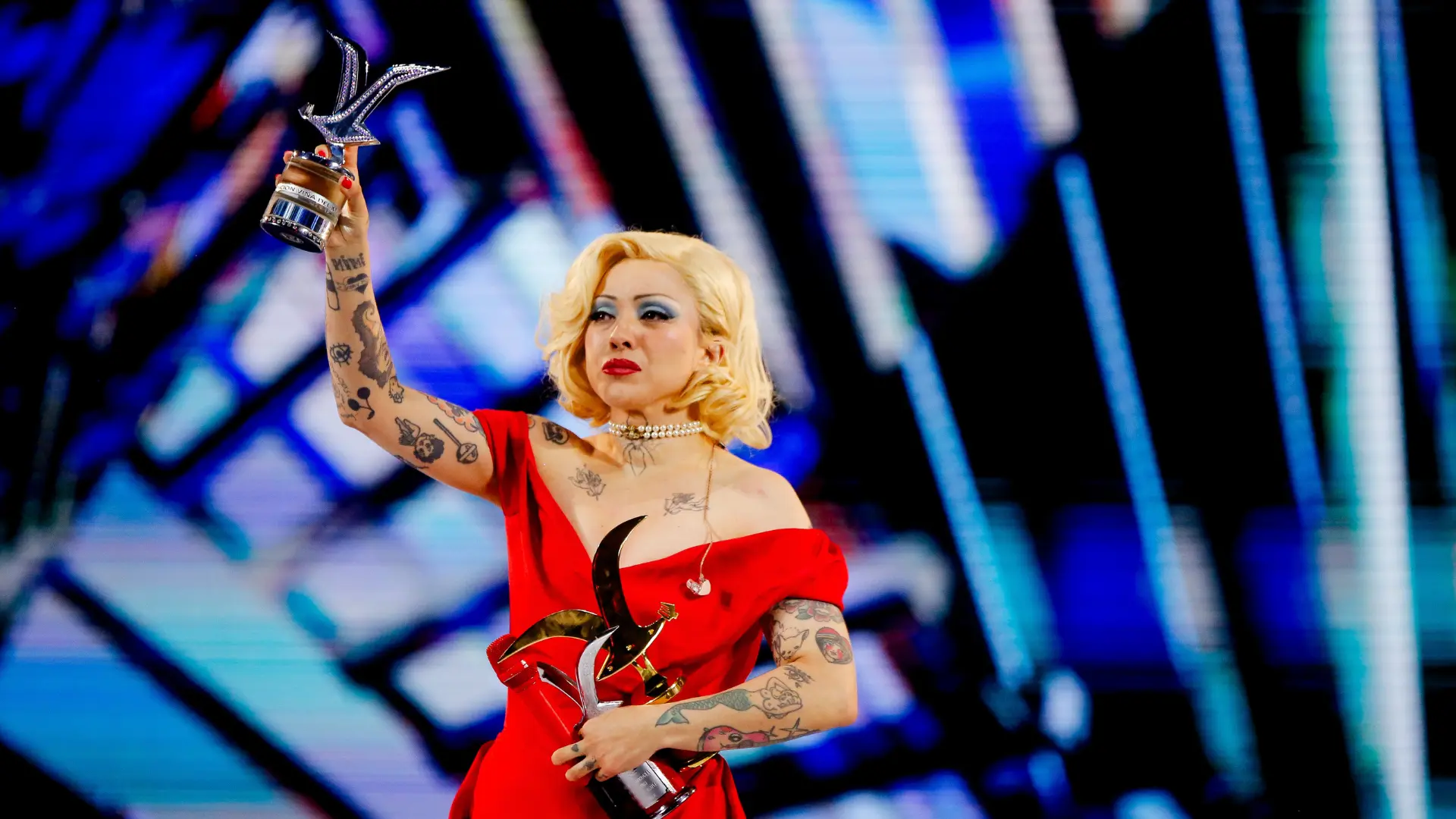 ¡Histórico!: Mon Laferte recibe la Gaviota de Platino en Viña