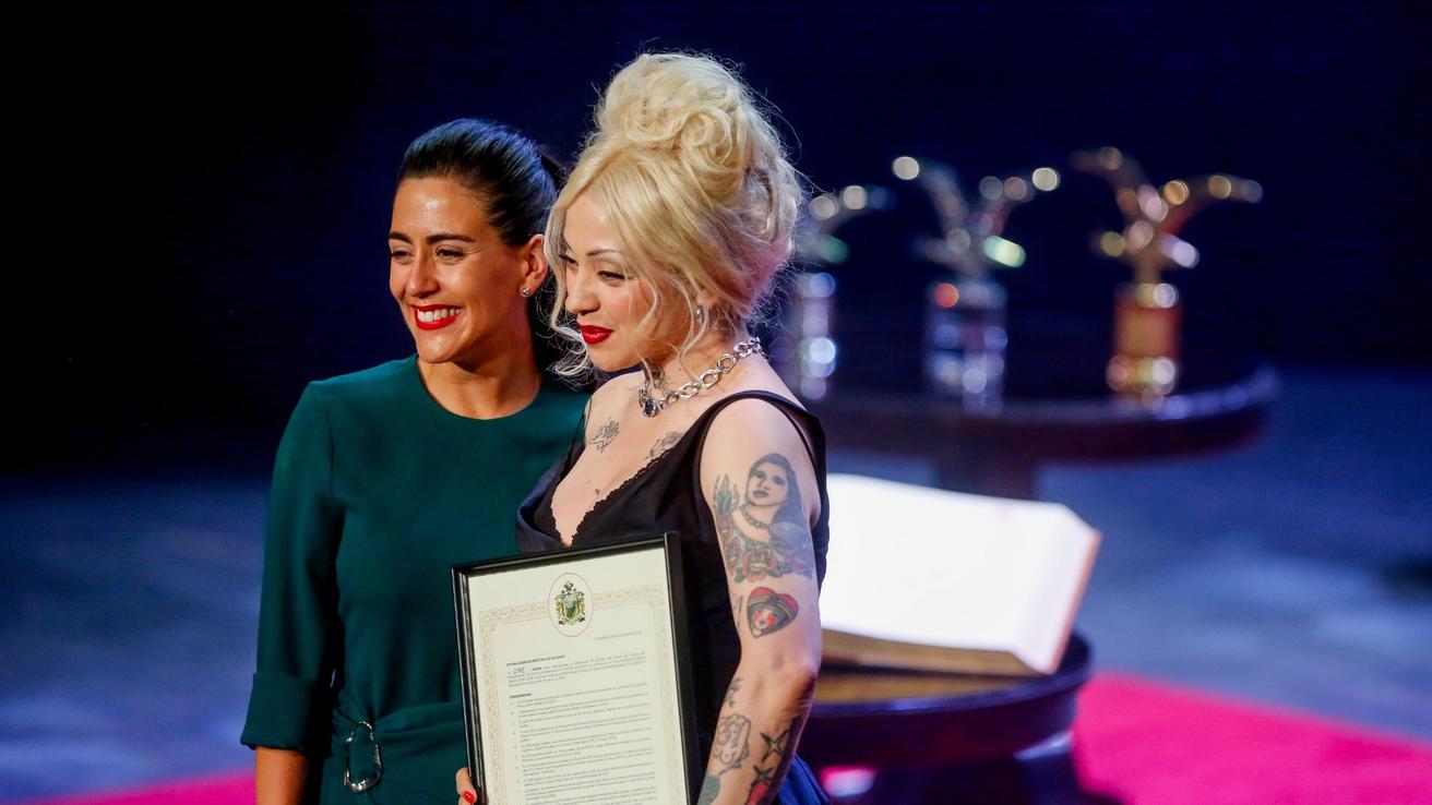 Tras su exitosa presentación en la Quinta Vergara: Mon Laferte es nombrada Hija Ilustre de Viña del Mar