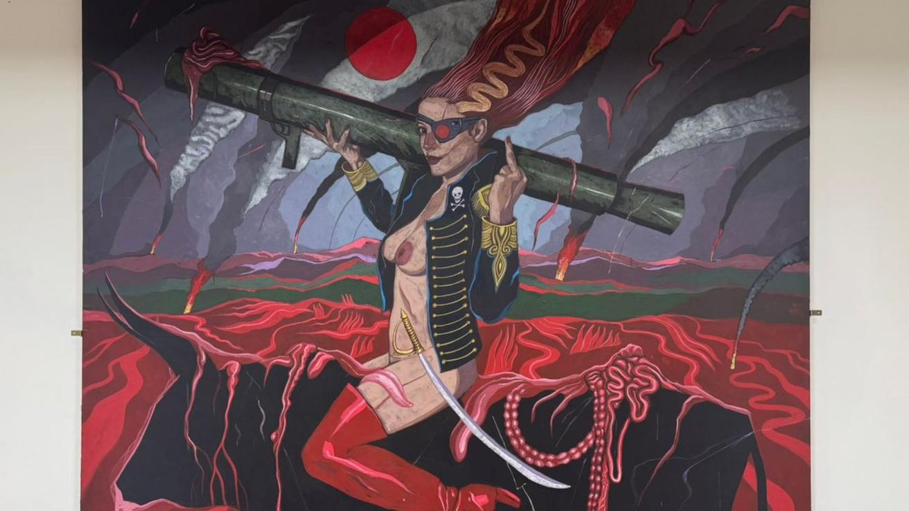 “Cuando el escándalo se vuelve arte”: Camila Polizzi llega a la municipalidad de Concepción en forma de un lienzo
