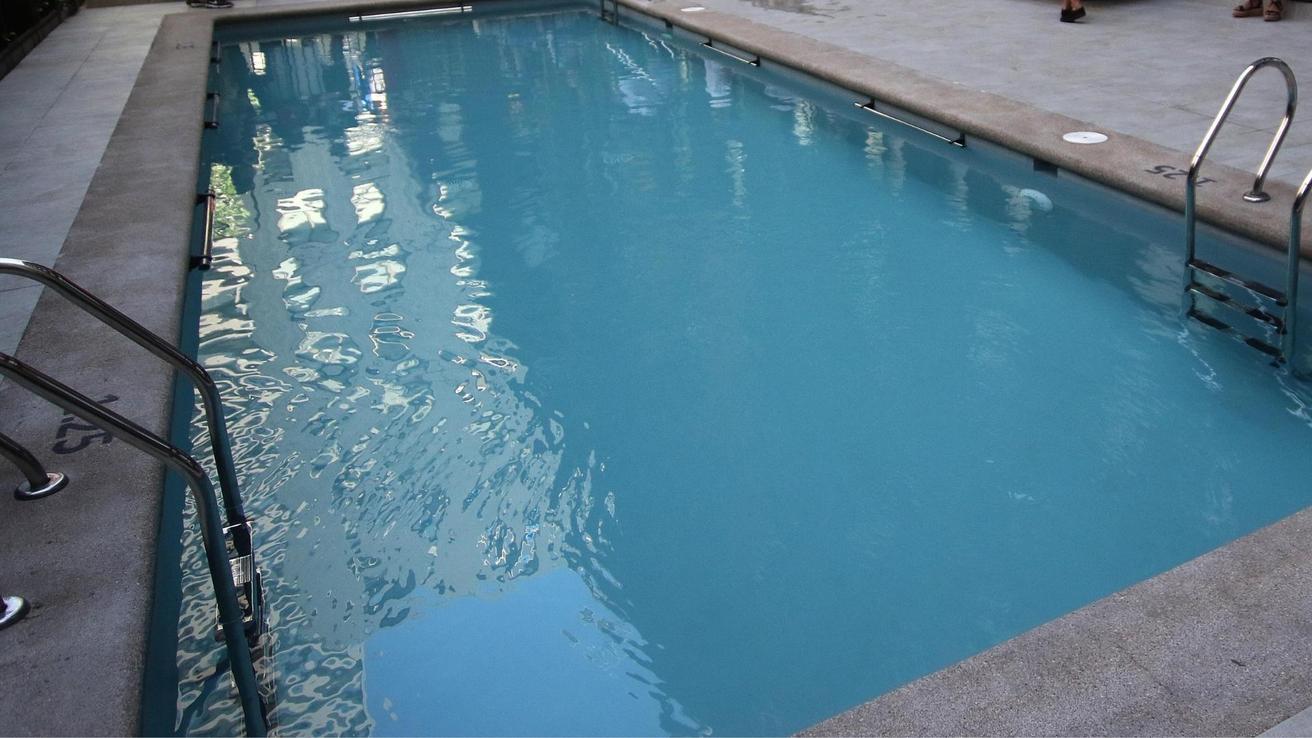Encuentran a madre e hijo fallecidos en una piscina en San Clemente
