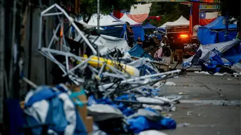 Tres detenidos en Barrio Meiggs: Comerciantes informales intentan reinstalarse y se enfrentan a Carabineros tras desalojo