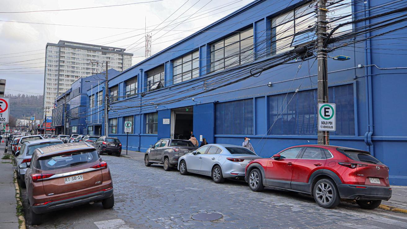 Investigan suicidio en plena vía pública de Concepción: Persona se habría quitado la vida frente a edificio de la PDI