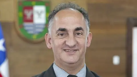 Concejal de Puerto Varas será formalizado por fraude: Presentó licencia por enfermedad respiratoria y viajó al norte a cantar