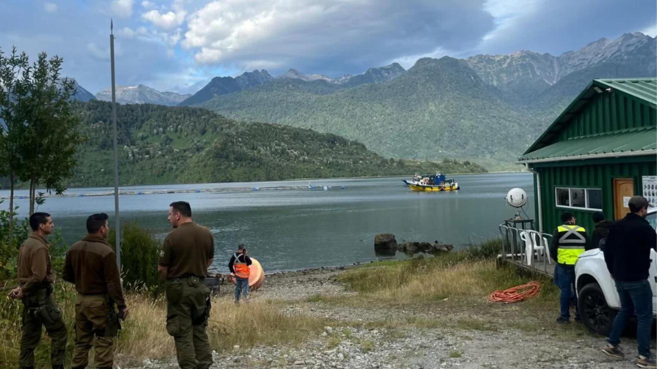 Desbarranco de vehículo en Estuario de Reloncaví deja tres fallecidos y un herido