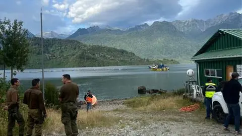 Desbarranco de vehículo en Estuario de Reloncaví deja tres fallecidos y un herido