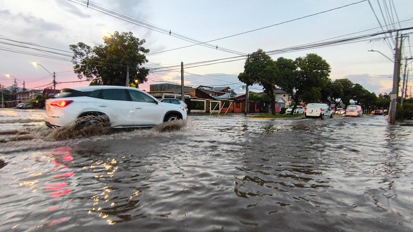 Más de 300 viviendas siguen anegadas en la región Metropolitana tras paso de sistema frontal veraniego