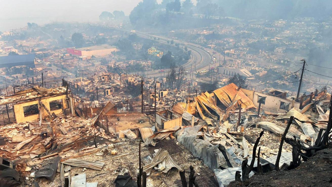 Se conmemora un mes del mega incendio en el Biobío: reconstrucción, dolor y el desafío de volver a levantarse en las comunas más afectadas