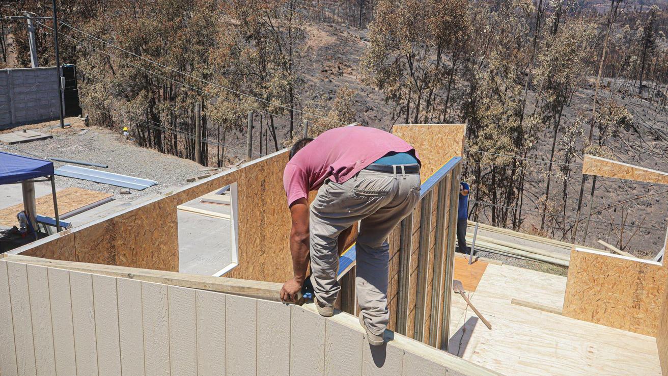 A casi un mes de los incendios forestales: Gobierno detalla el apoyo a damnificados de Ñuble y el Biobío