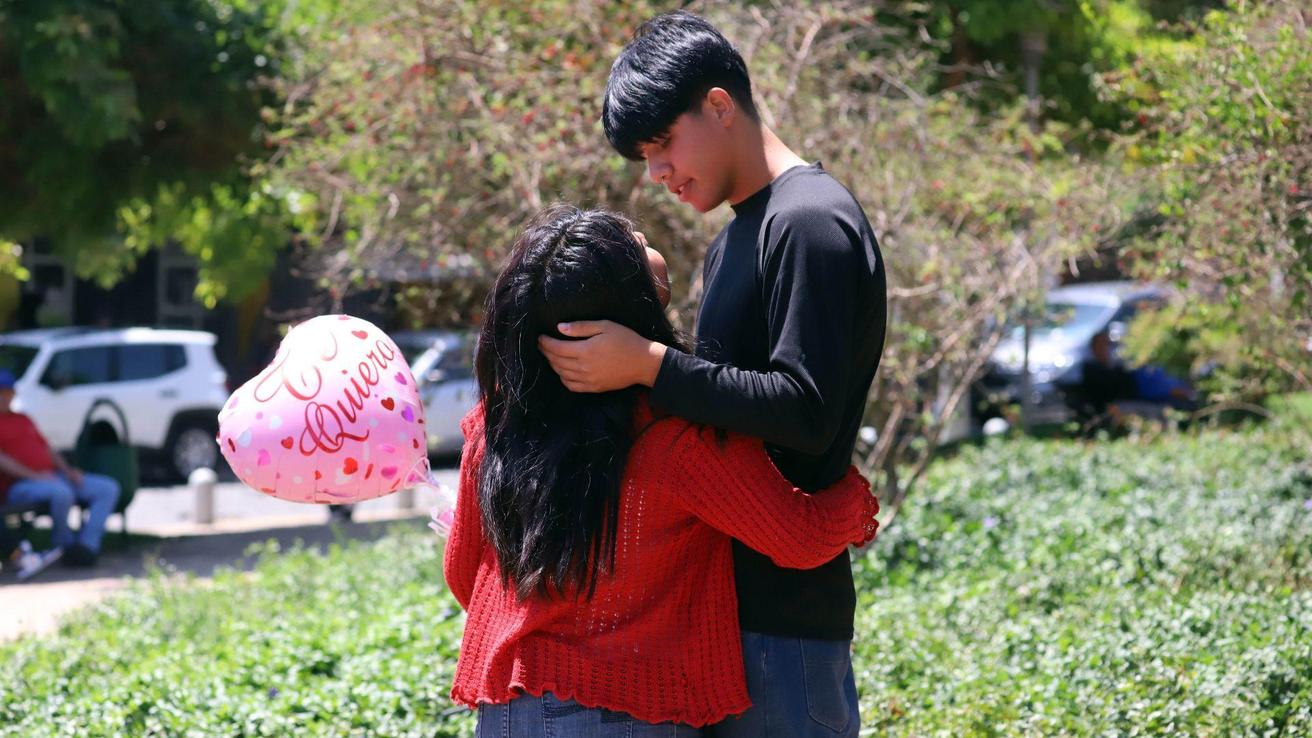 ¿Qué nos pasó? Los chilenos se sienten menos amados y bajan al décimo puesto entre 29 países