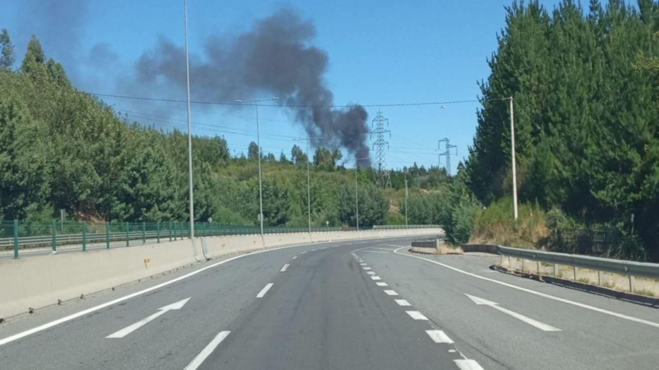 Incendio en el relleno sanitario Hidronor de Copiulemu moviliza a unidades de emergencia