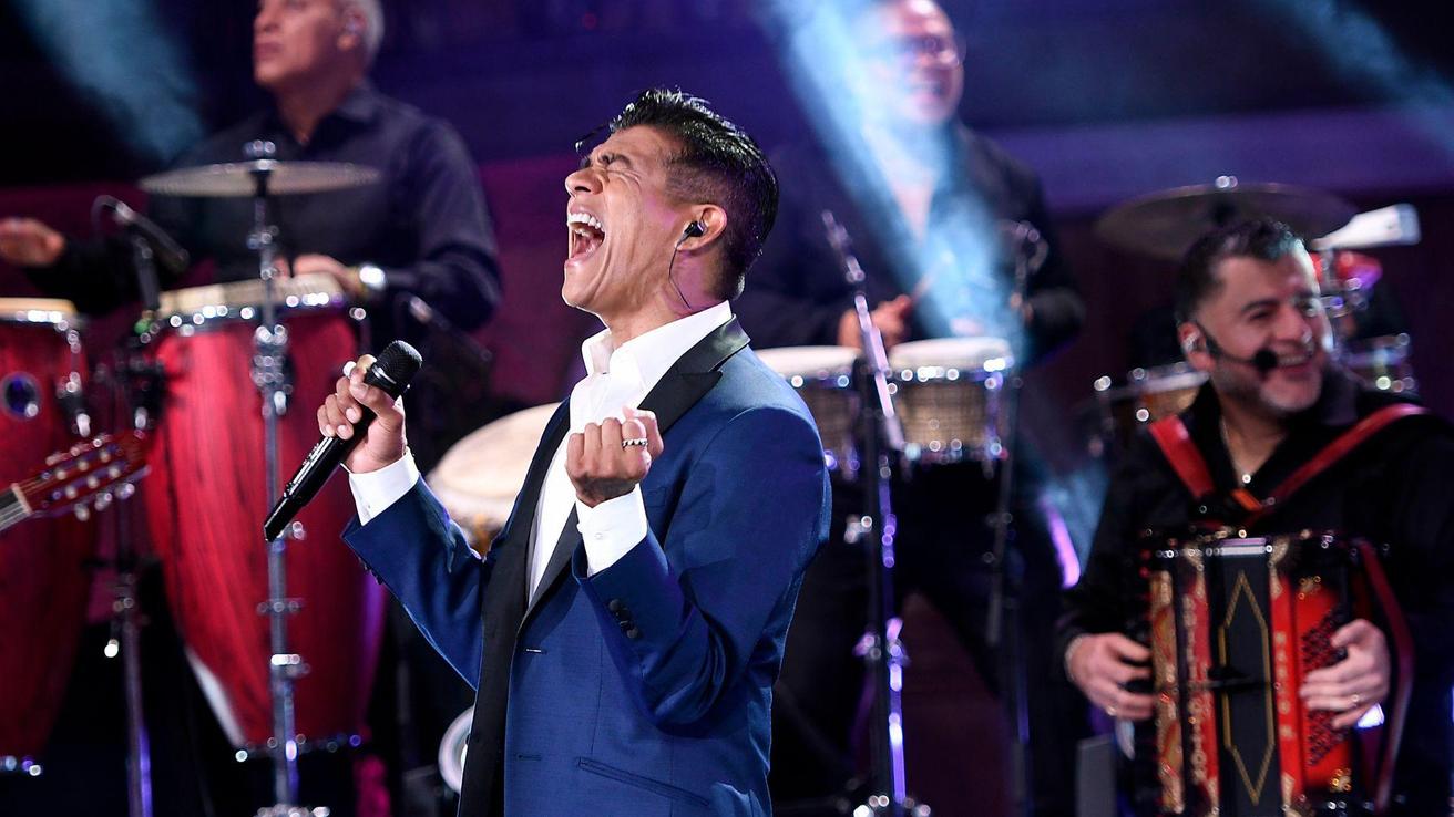 Américo se emocionó cantando Traicionera y se encrespó con las mujeres: “¿Porqué se empoderaron?”