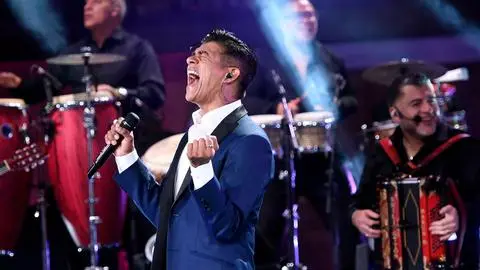 Américo se emocionó cantando Traicionera y se encrespó con las mujeres: “¿Porqué se empoderaron?”