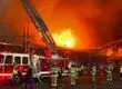 Violento incendio afecta alrededor de 70 locales en la Vega Central: Bomberos tuvo dificultades en el combate del fuego