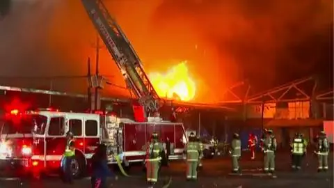 Violento incendio afecta alrededor de 70 locales en la Vega Central: Bomberos tuvo dificultades en el combate del fuego