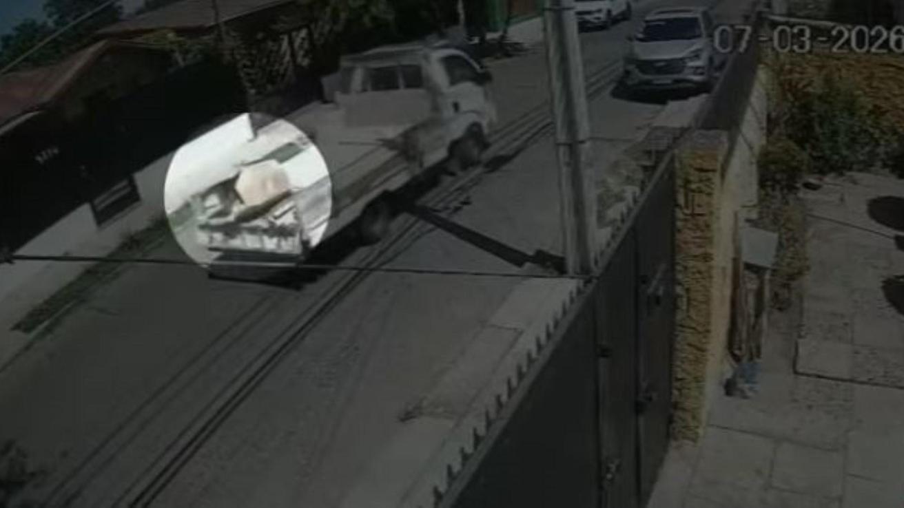 Tenía 26 años y captaron cuando la caja con el cadáver cayó de un vehículo: Detalles del hallazgo frente a vivienda de alcaldesa de Quinta Normal