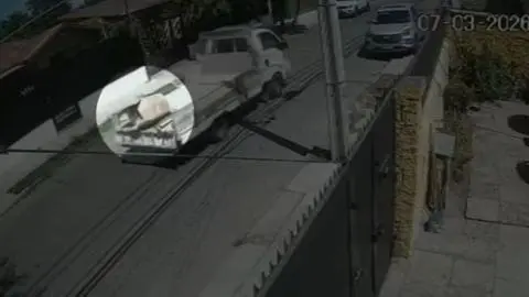 Tenía 26 años y captaron cuando la caja con el cadáver cayó de un vehículo: Detalles del hallazgo frente a vivienda de alcaldesa de Quinta Normal
