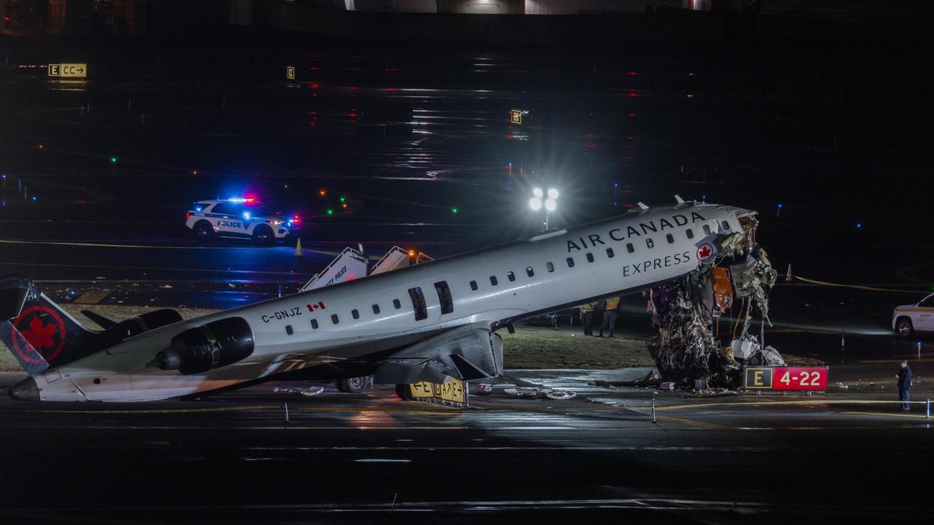 Tragedia en aeropuerto de Nueva York: mueren piloto y copiloto, con más de 40 pasajeros heridos tras colisión con camión de bomberos