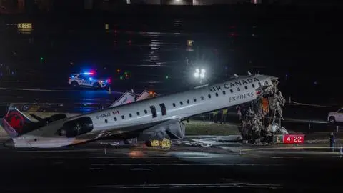 Tragedia en aeropuerto de Nueva York: mueren piloto y copiloto, con más de 40 pasajeros heridos tras colisión con camión de bomberos