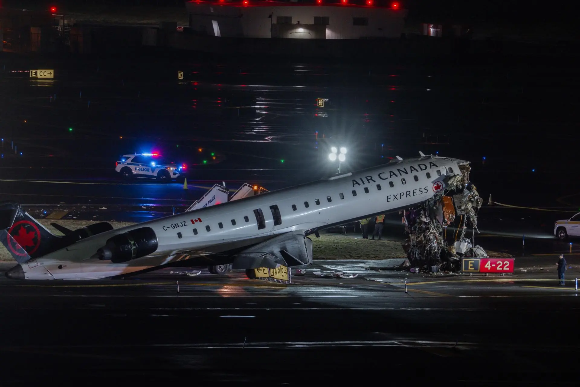 Tragedia en aeropuerto de Nueva York: mueren piloto y copiloto, con más de 40 pasajeros heridos tras colisión con camión de bomberos