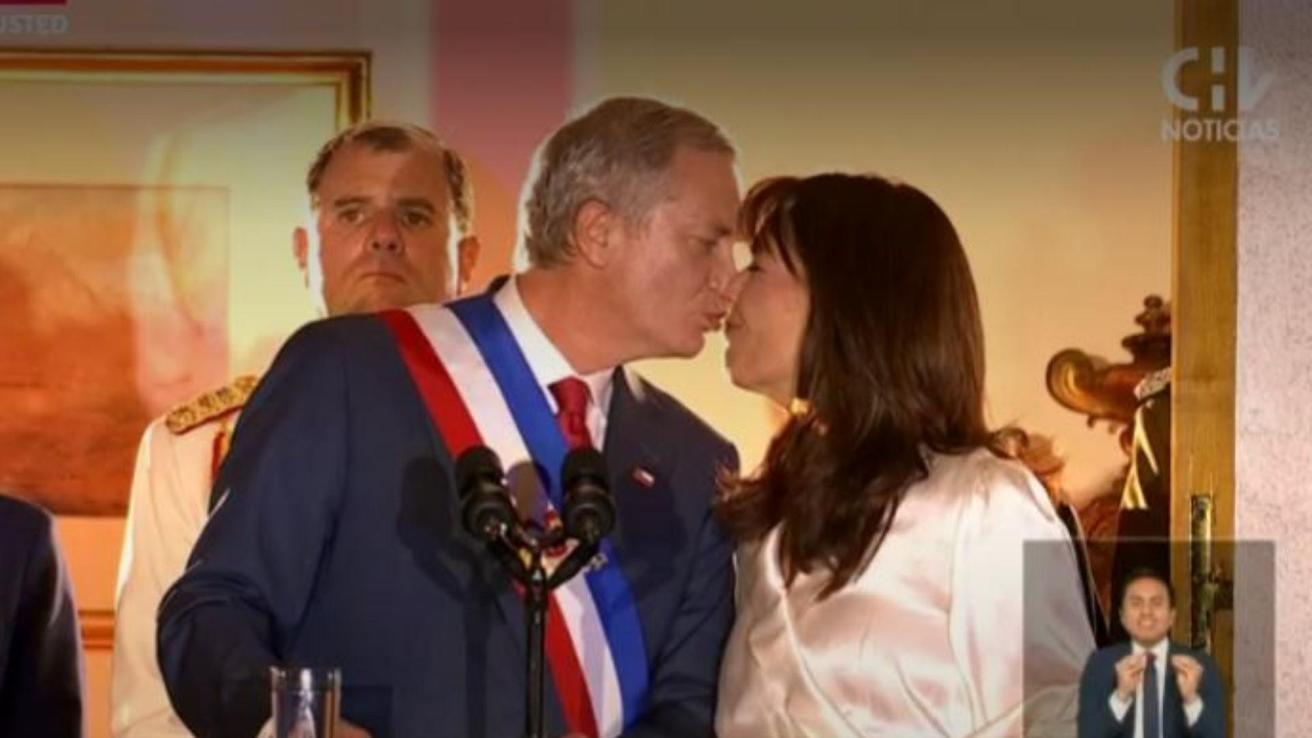 El comentado “no beso” del Presidente Kast y su esposa que marcó el saludo desde La Moneda
