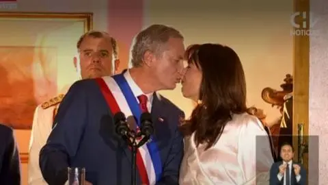 El comentado “no beso” del Presidente Kast y su esposa que marcó el saludo desde La Moneda
