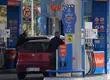 Desde fomento al teletrabajo hasta rebaja de la semana laboral: ¿Cómo está reaccionando el resto del mundo al alza del combustible?