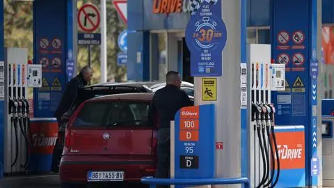Desde fomento al teletrabajo hasta rebaja de la semana laboral: ¿Cómo está reaccionando el resto del mundo al alza del combustible?