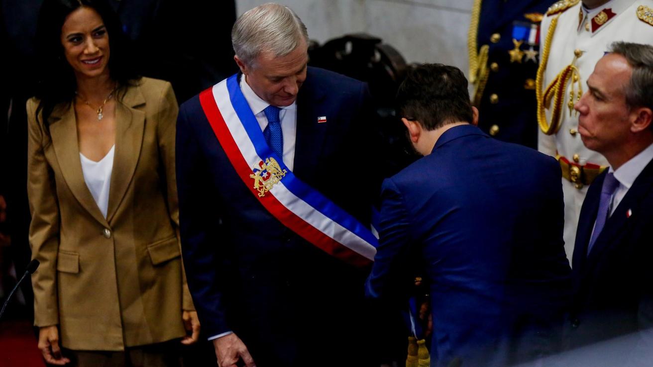La banda presidencial de Kast fue hecha en la Región del Biobío: el escudo está bordado en oro