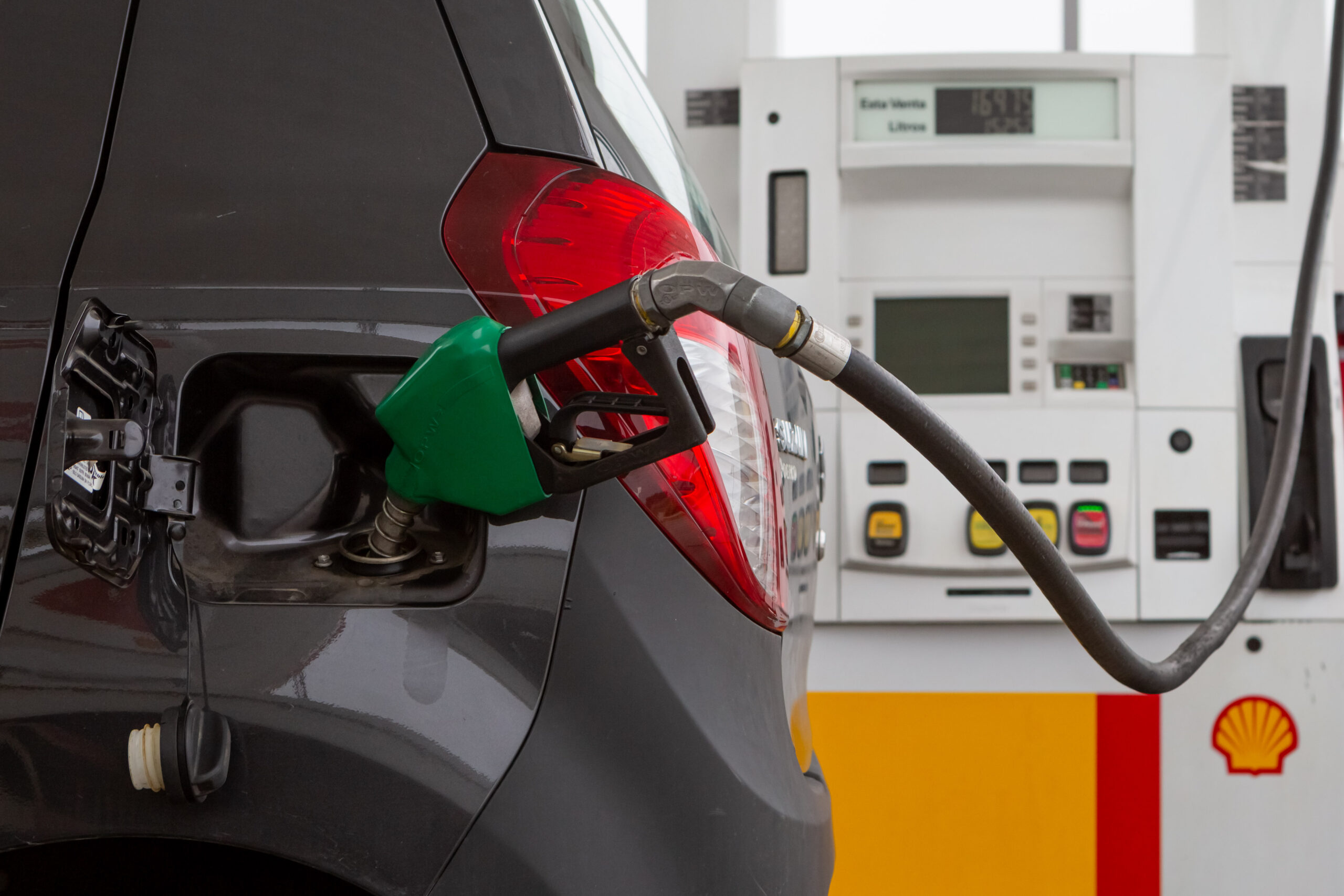 Precio de las bencinas subiría $30 a fines de julio por tensiones en Medio Oriente
