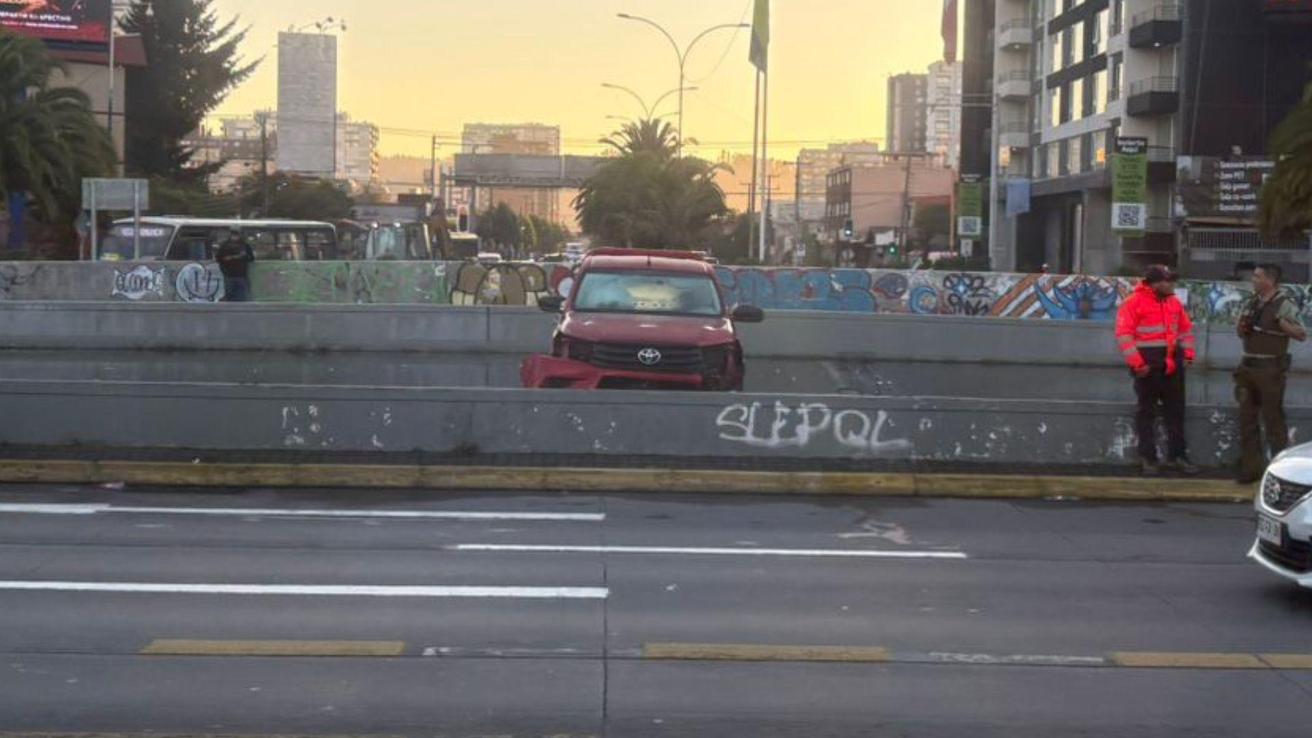 Camioneta termina al interior de la pileta de Paicaví con Carrera en Concepción