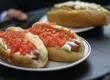 Para celebrar el Día de la Felicidad: Cadena de comida rápida regalará mil completos