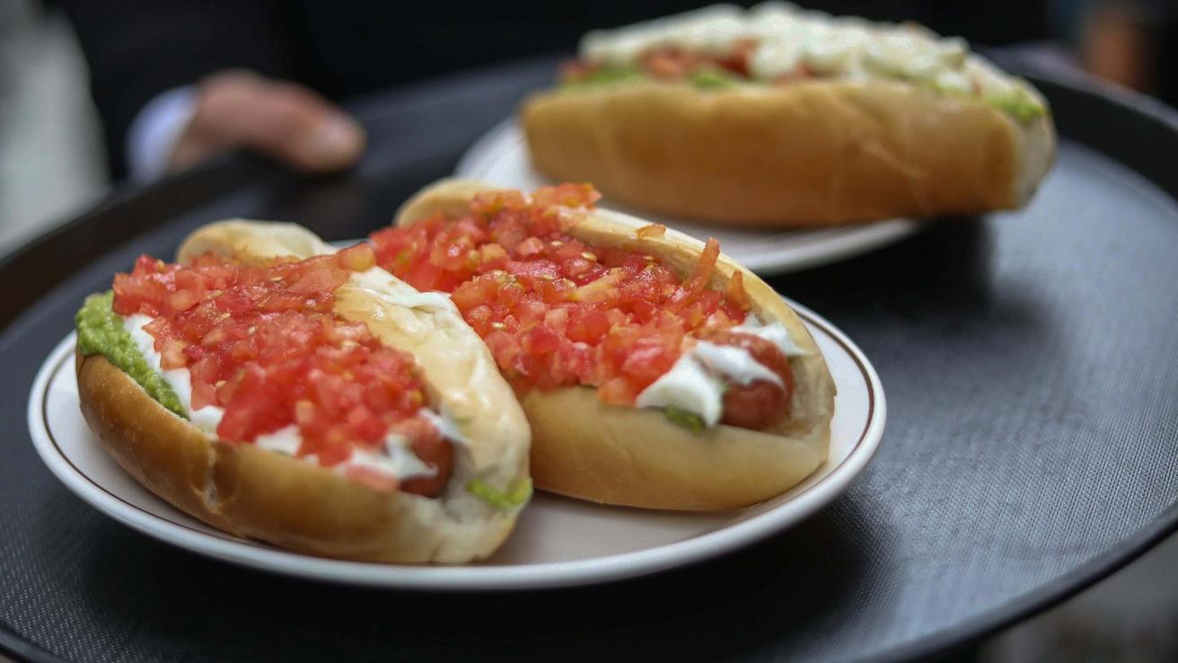 Para celebrar el Día de la Felicidad: Cadena de comida rápida regalará mil completos