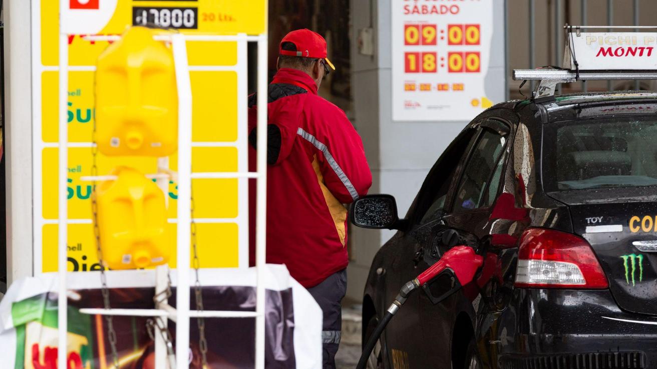 Bencineras colapsadas tras alza de combustibles: “Ha sido agotador, no han habido momentos de descanso”