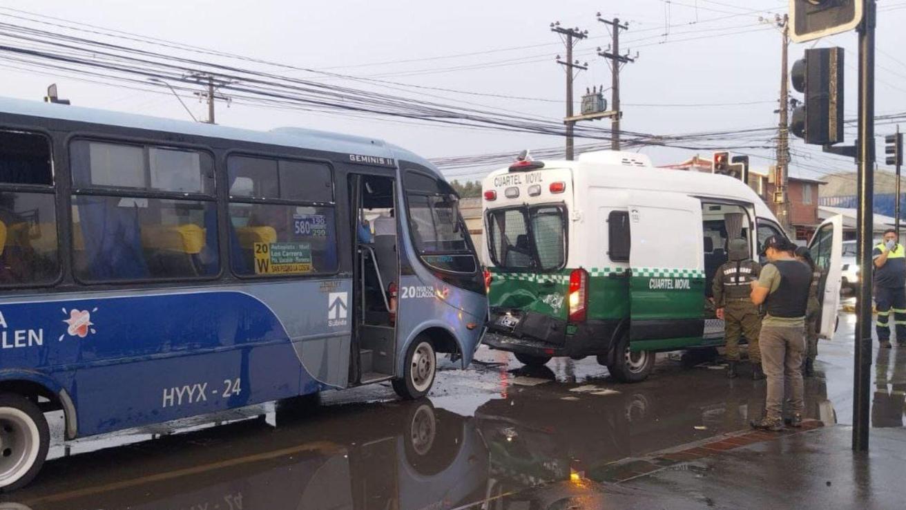 Colisión entre taxibús y patrulla de Carabineros deja siete lesionados en San Pedro de la Paz