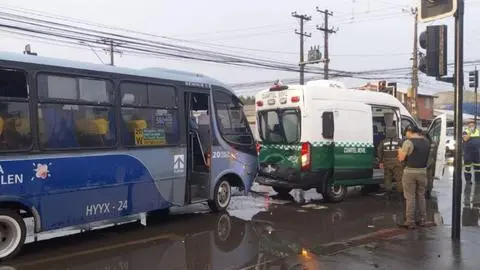 Colisión entre taxibús y patrulla de Carabineros deja siete lesionados en San Pedro de la Paz