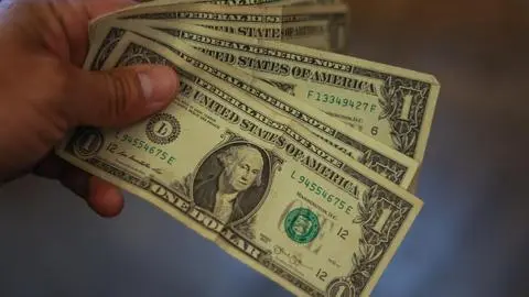 Alza del dólar producto del conflicto en Medio Oriente llegó a los $920 pesos