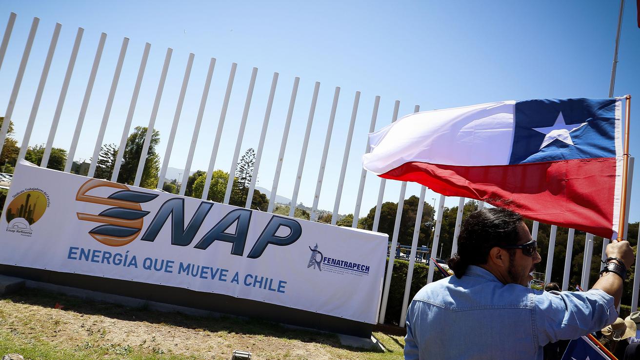 El impacto del conflicto de Medio Oriente en Chile: Precio del barril de petróleo podría superar los 100 USD