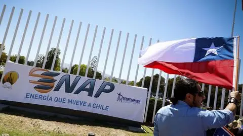 El impacto del conflicto de Medio Oriente en Chile: Precio del barril de petróleo podría superar los 100 USD