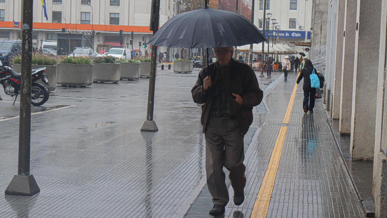 Fuertes lluvias dejan calles anegadas en varios puntos del Gran Concepción: revisa el detalle