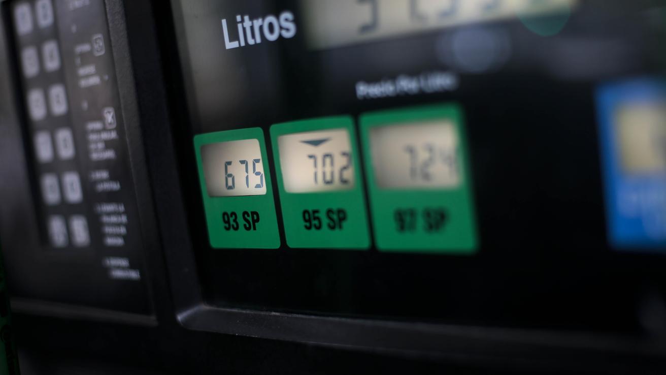 “Alguien tiene que pagarlo y siempre lo pagan las personas”: Economista de Concepción y las consecuencias del alza del combustible