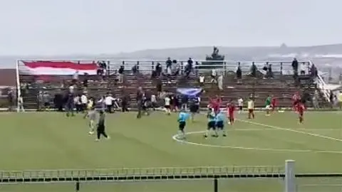 Futbolista muere tras ser atacado con disparos durante partido de fútbol amateur en la comuna de San Antonio