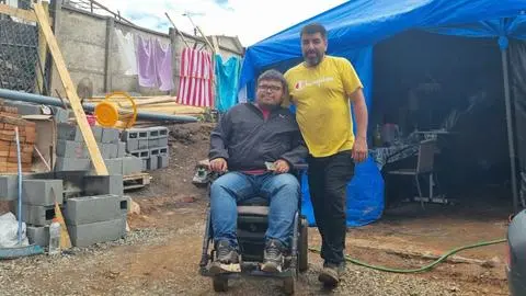 Familia de Lirquén lleva 2 meses en una carpa mientras construyen un hogar digno para su hijo en silla de ruedas
