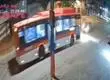 Una persona muere y otra queda en estado grave tras violento choque frontal entre bus y taxi en Cerro Navia