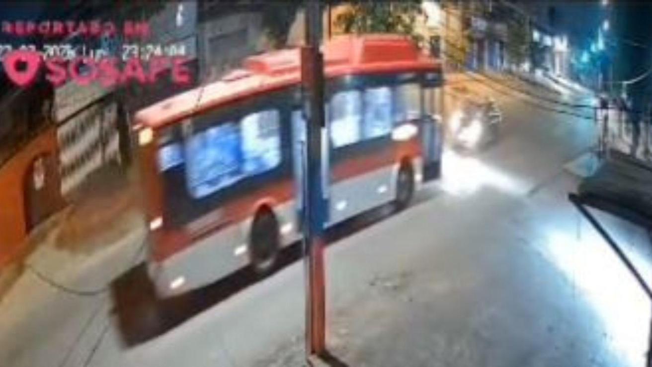 Una persona muere y otra queda en estado grave tras violento choque frontal entre bus y taxi en Cerro Navia