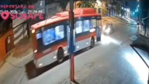 Una persona muere y otra queda en estado grave tras violento choque frontal entre bus y taxi en Cerro Navia