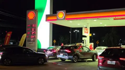 Experto entrega seis tips para ahorrar bencina y enfrentar histórica alza de combustible en Chile