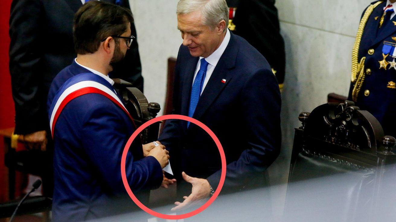 Boric revela qué era el misterioso papel que le entregó a Kast en plena ceremonia de Cambio de Mando