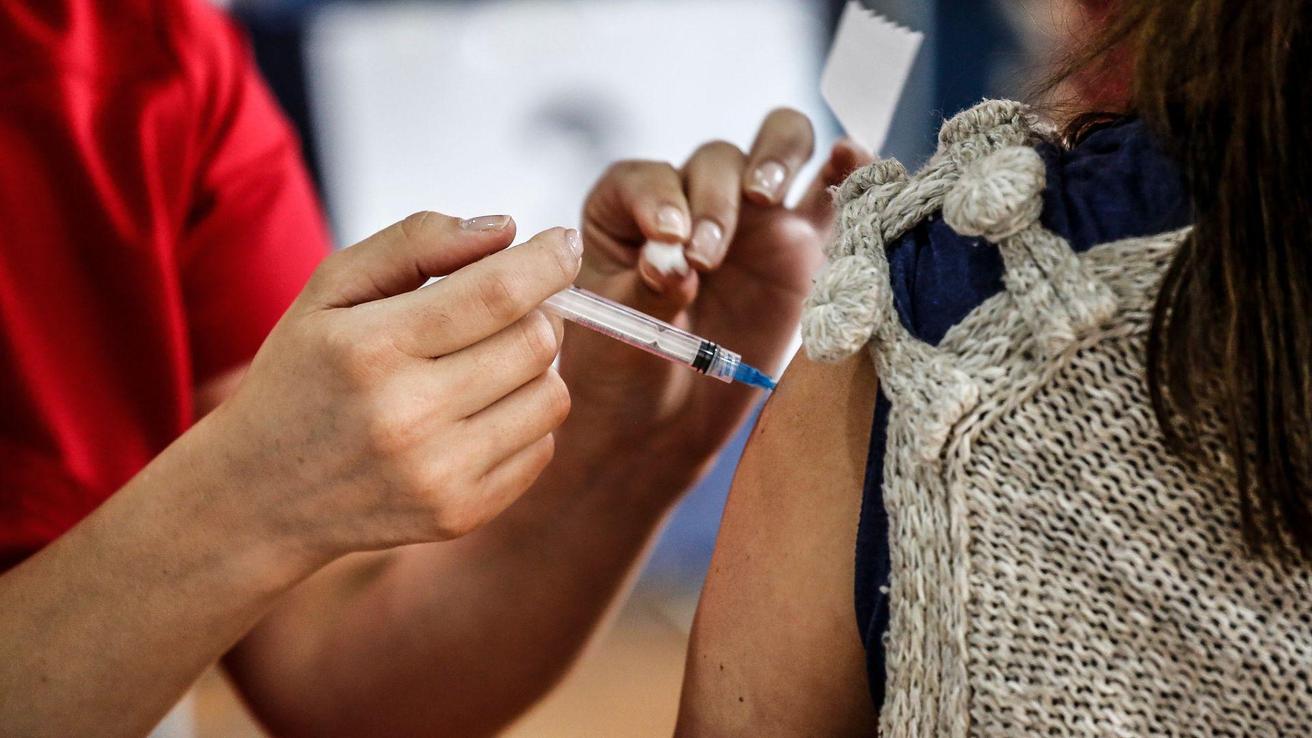 Lanzan ofertas de trabajo para campaña de vacunación contra influenza en todo Chile: estos son los requisitos y sueldos