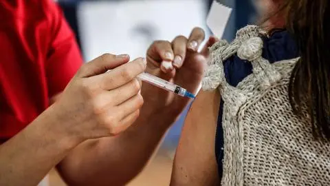 Lanzan ofertas de trabajo para campaña de vacunación contra influenza en todo Chile: estos son los requisitos y sueldos