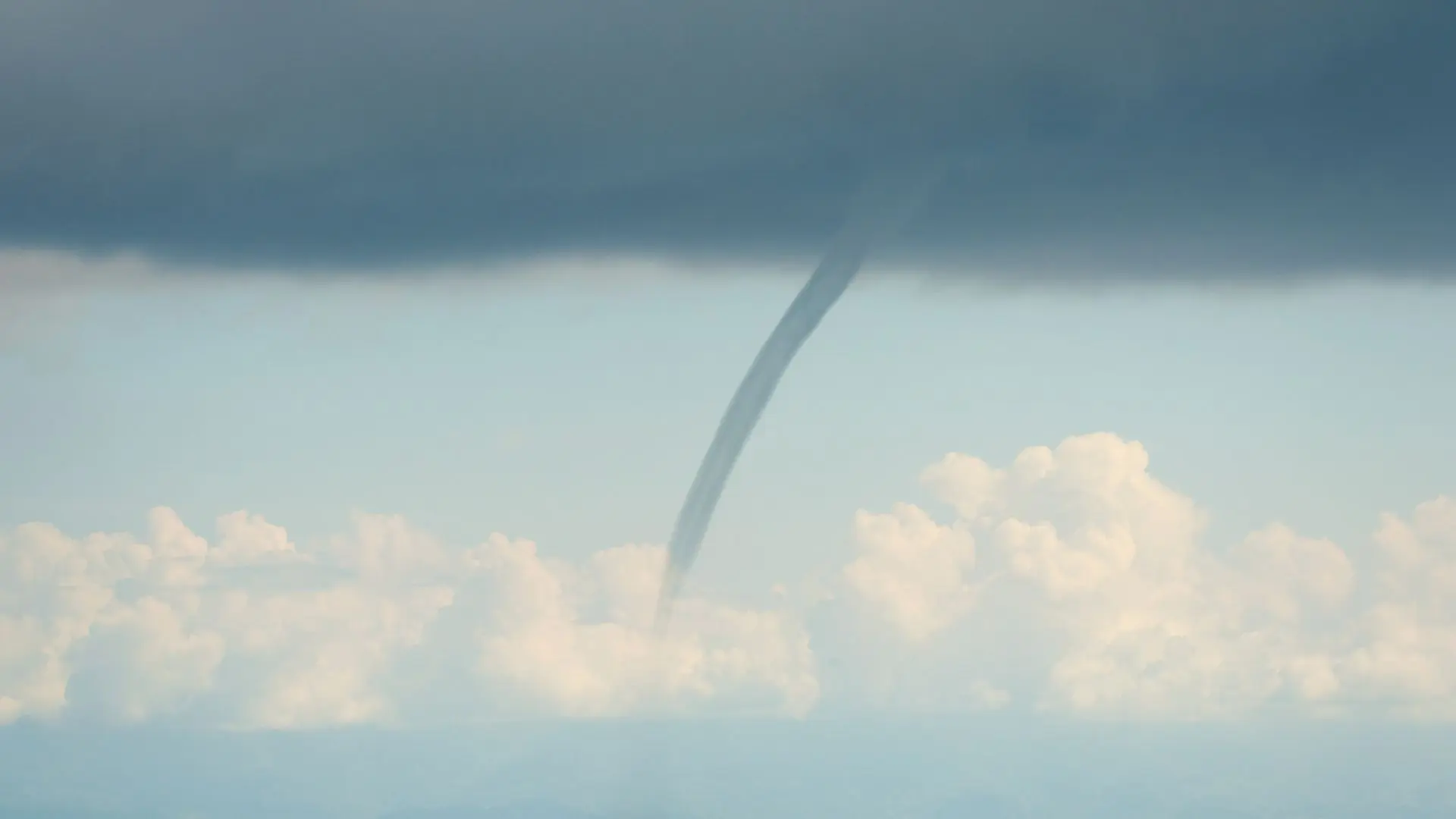 Emiten aviso por probable desarrollo de nubes tornádicas en sectores de la Región del Biobío